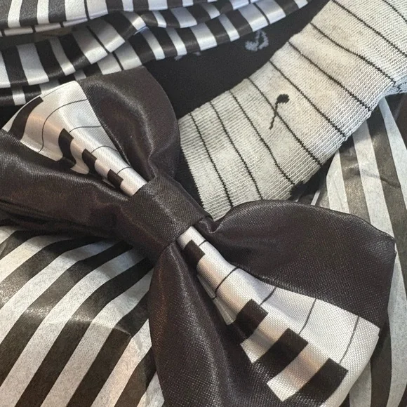 Musical Note and Piano Key Socks Set,tie,bow tie,pin in gift box 5 piece set - Picture 14 of 17
